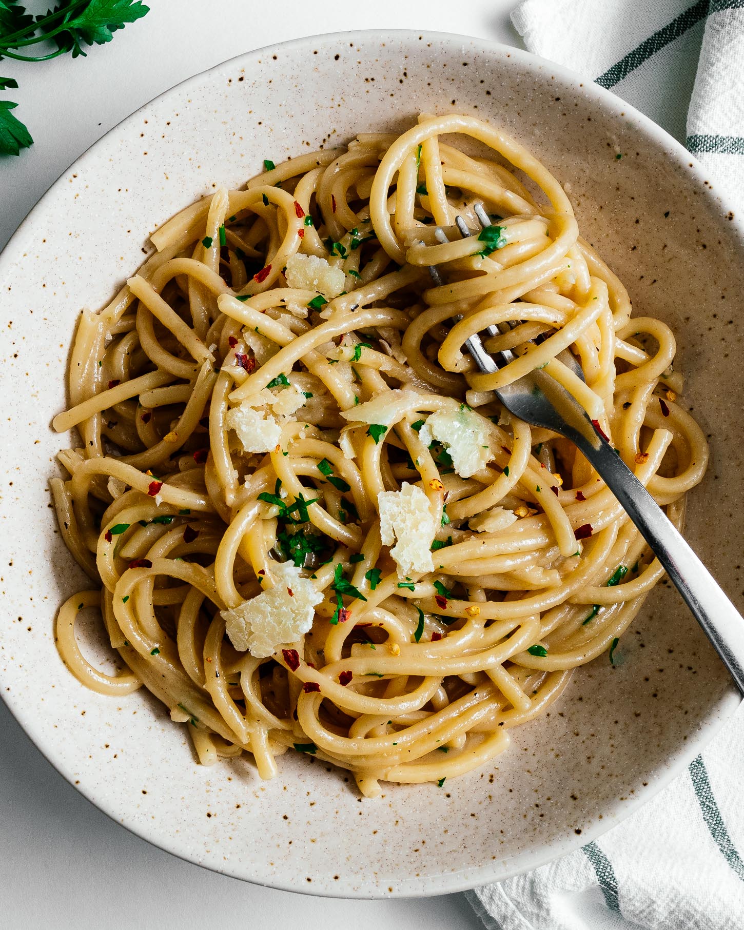 Cuando anheles un plato de comodidad juvenil con solo un toque de adultos, prepárate un plato de fideos parmesano con mantequilla marrón y ajo con ajo.