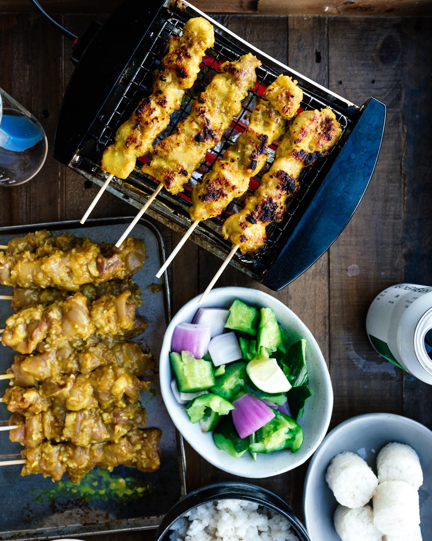 Auténtica receta de satay de pollo de Malasia: los magníficos pinchos de satay de pollo a la parrilla son perfectos con salsa de maní dulce y picante sin maní.  #pollo #recetas de pollo #recetas #satay #kebabs #thafood #malaysianfood