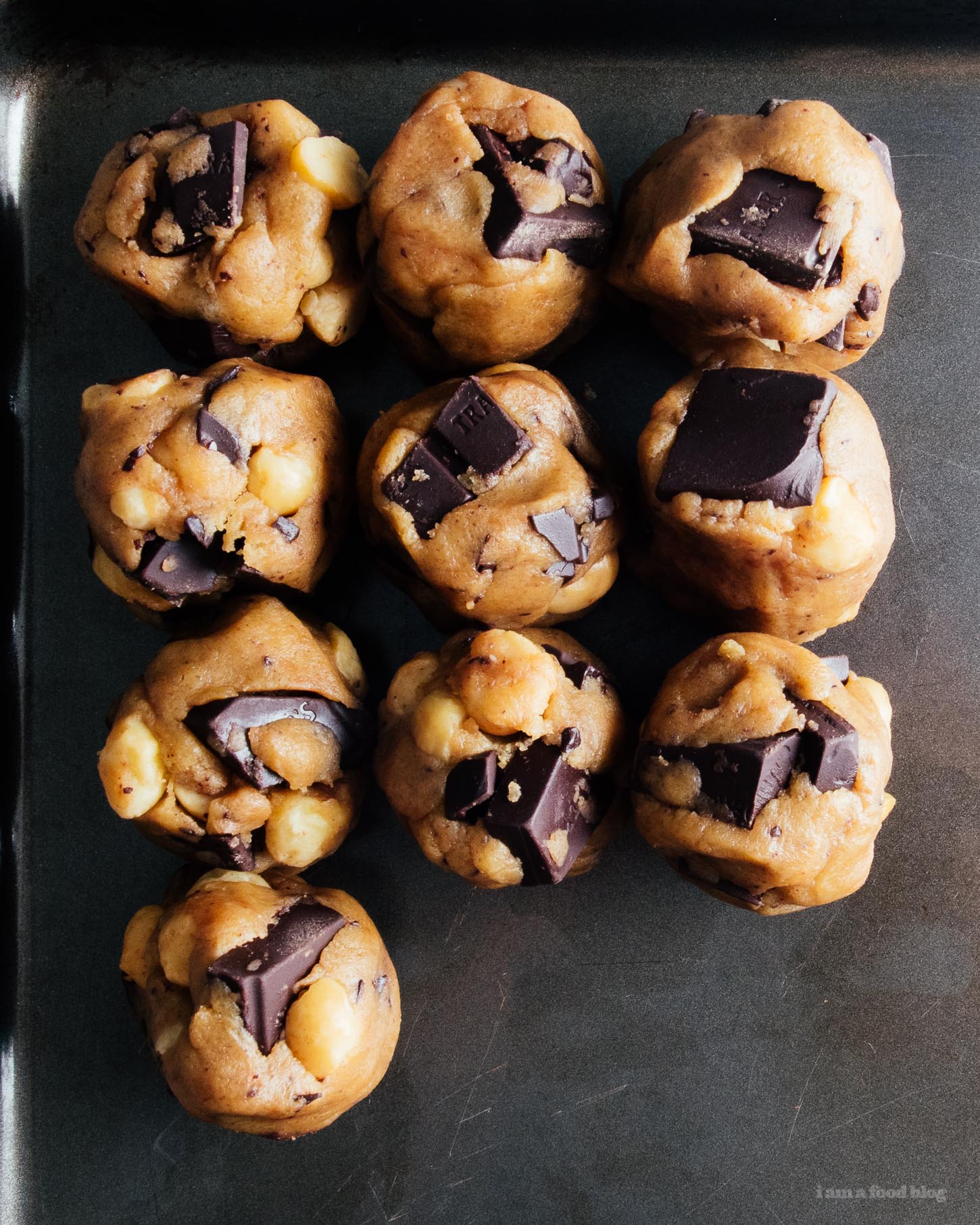 Receta de galletas con chispas de chocolate negro y mantequilla marrón suave de nuez de macadamia  www.iamafoodblog.com