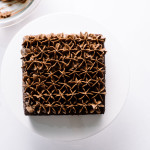 receta clásica de pastel de cumpleaños de chocolate - www.iamafoodblog.com