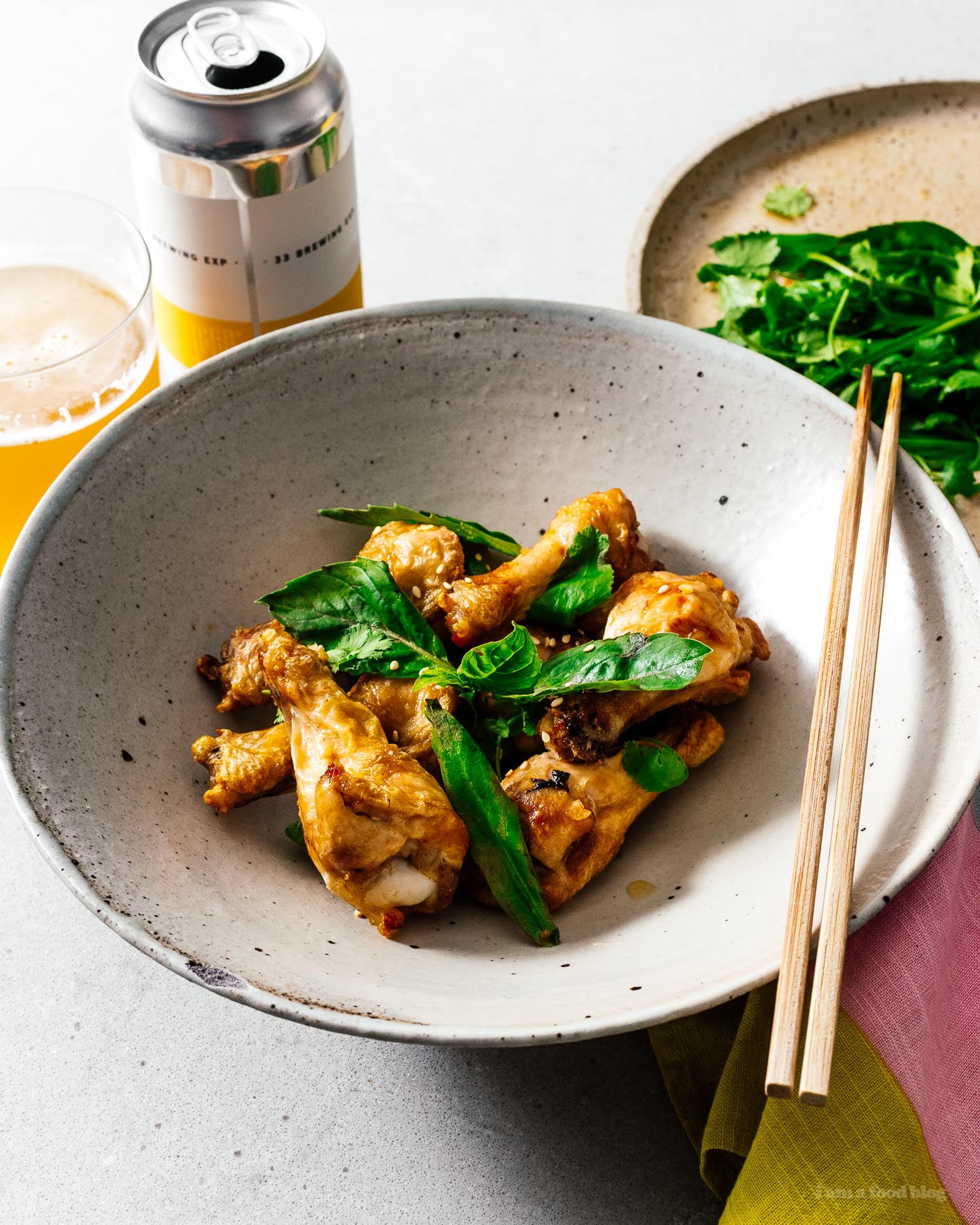 ¡Las alitas de pollo fritas al aire son tan crujientes y tan seguro que no creerías que no estaban fritas!  Lástima y tan fácil.  Cómelos desnudos, con sal y pimienta, o échalos en salsa de pescado vietnamita salada, agridulce y que te hará pedir más.  #airfryer #chickenwings #wings #airfryerwings #recipes #dinner #appies #vietnamesefood
