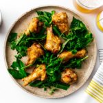 ¡Las alitas de pollo fritas al aire son tan crujientes y tan seguro que no creerías que no estaban fritas!  Lástima y tan fácil.  Cómelos desnudos, con sal y pimienta, o échalos en salsa de pescado vietnamita salada, agridulce, que te hará pedir más.  #airfryer #chickenwings #wings #airfryerwings #recipes #dinner #appies #vietnamesefood