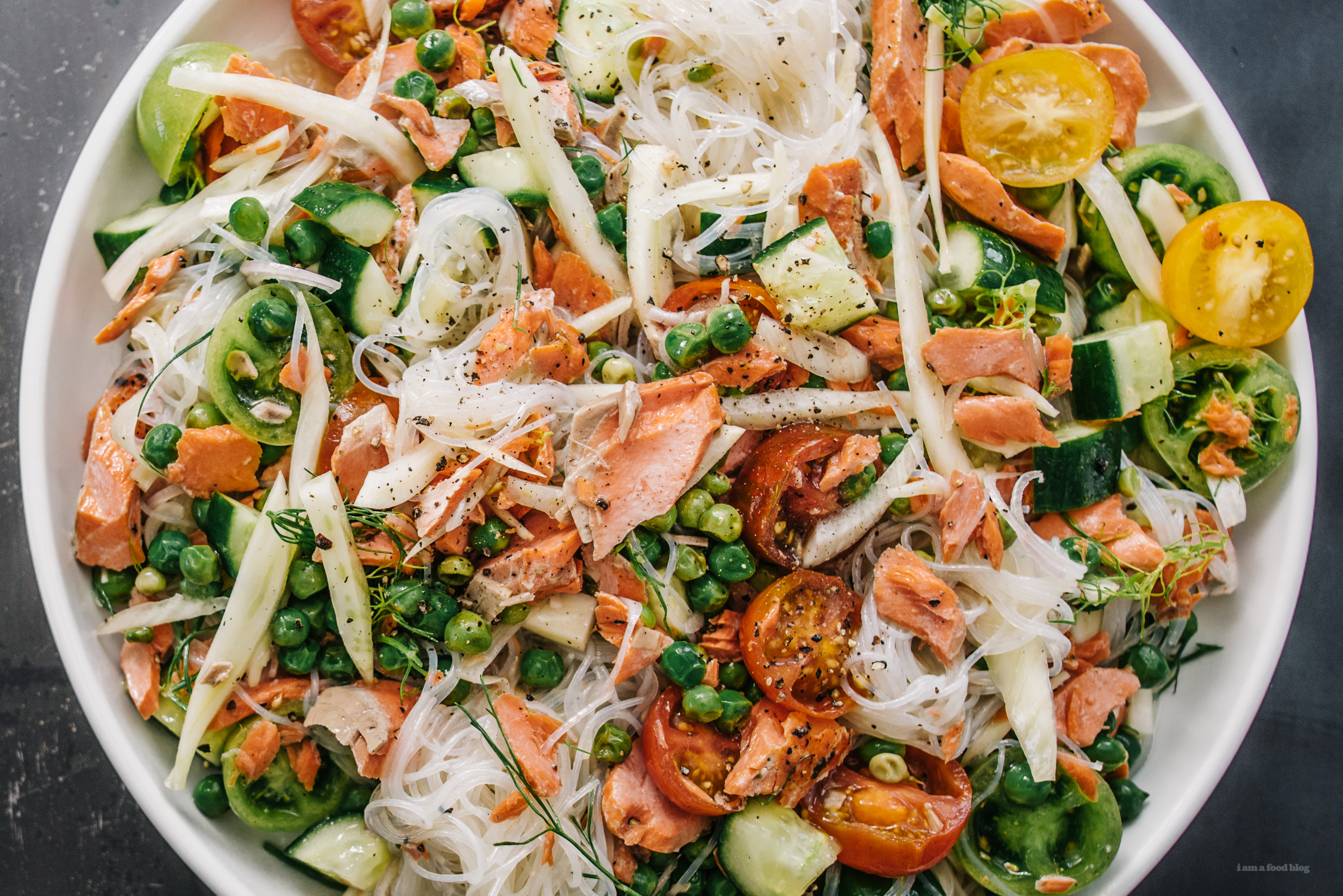 Ensalada de fideos fríos con salmón de noviembre - www.iamafoodblog.com