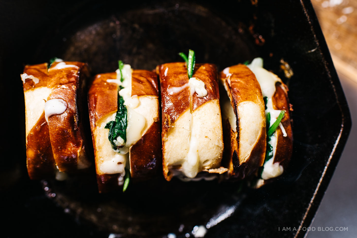 queso de espinaca molido y mozza en pan pretzel - www.iamafoodblog.com