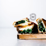 espinacas molidas y queso mozza en pan pretzel - www.iamafoodblog.com