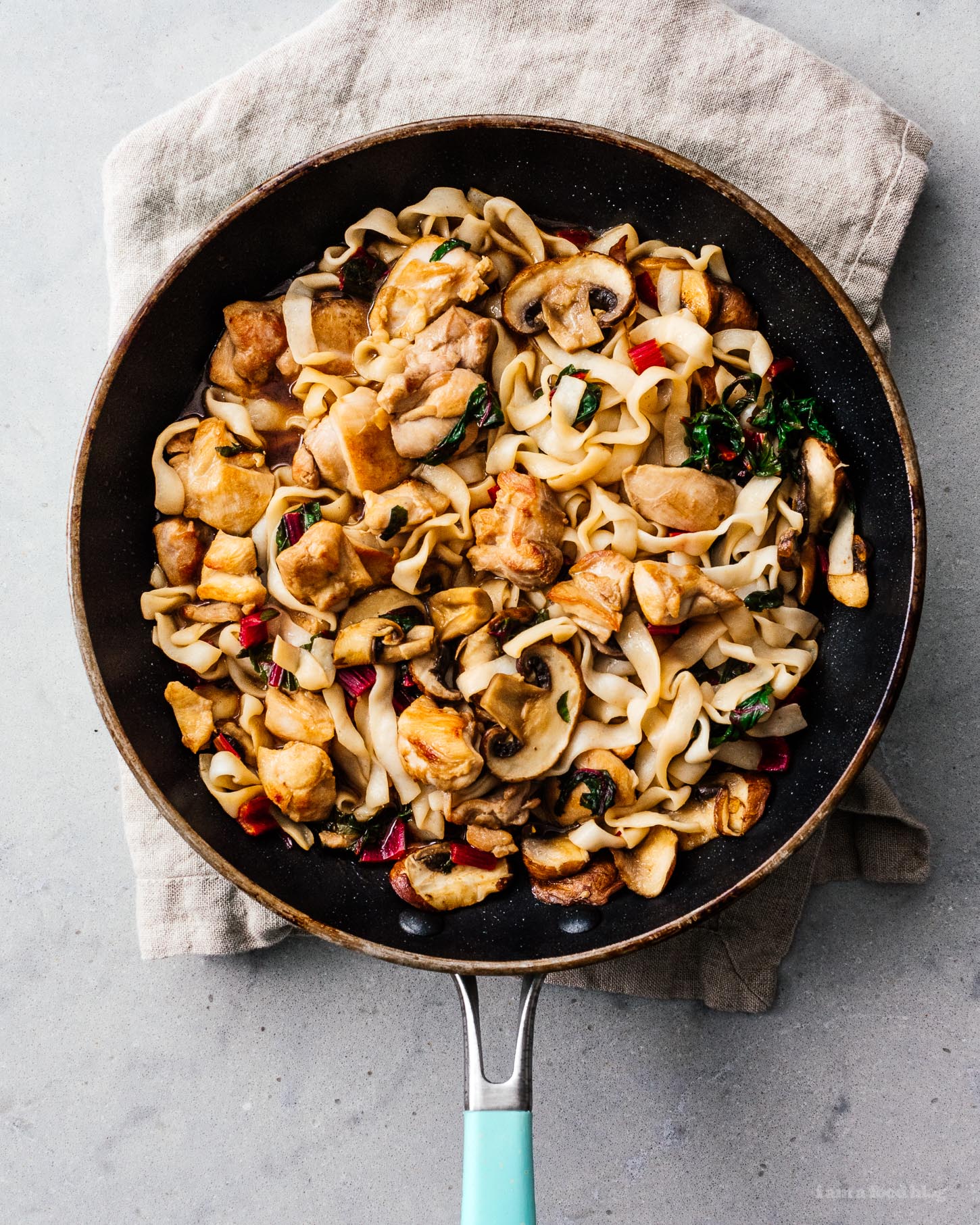 Los mejores 10 minutos Keto Chicken Shirataki Noodle Stir Fry