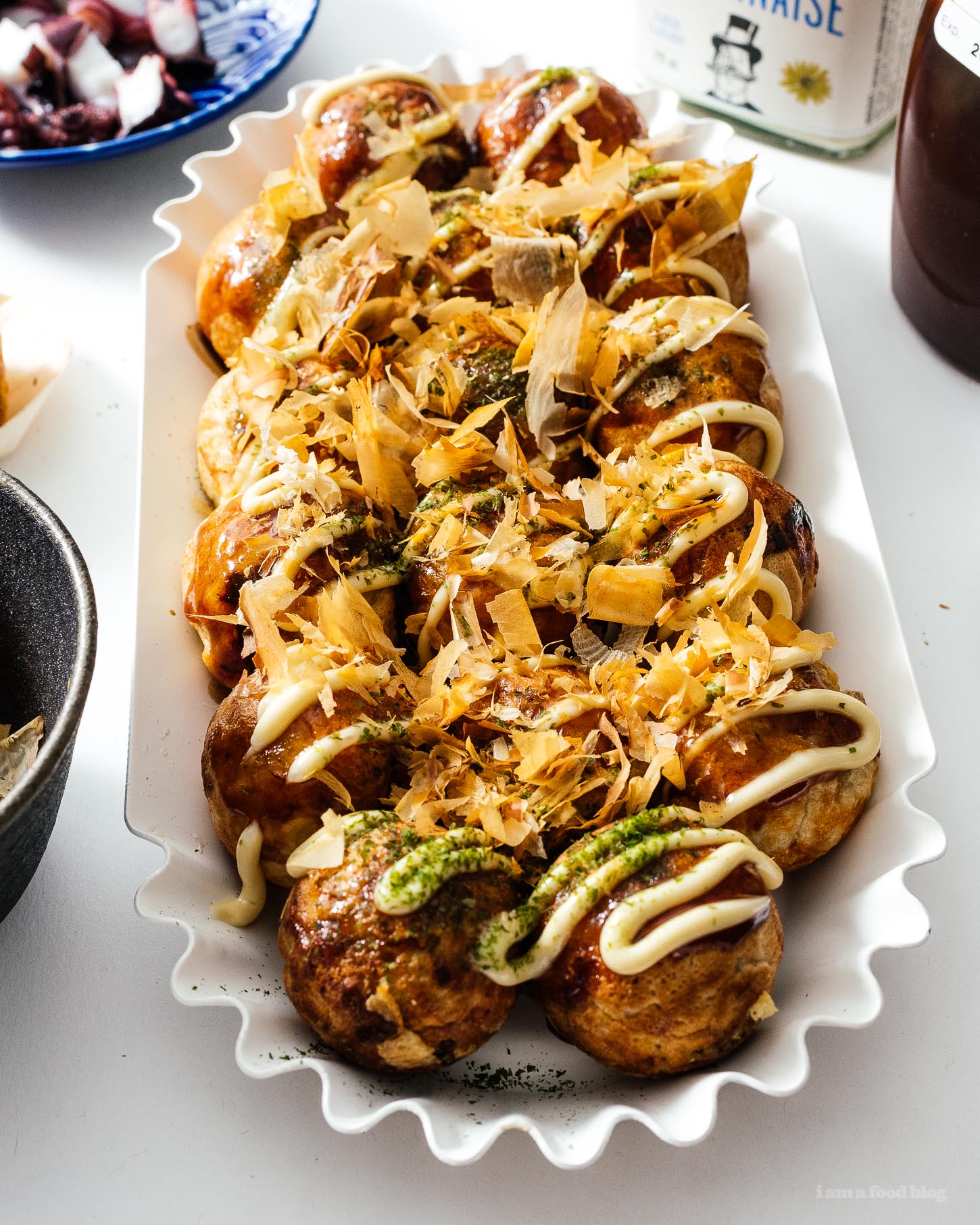 Pase una cena de takoyaki japonés con este takoyaki, la mejor comida callejera japonesa en la mesa con amigos y familiares.  ¡Interactivo, divertido y sabroso!  Receta auténtica de takoyaki #japanesefood #recipes #takoyaki #streetfood #japan #tokyo #howto