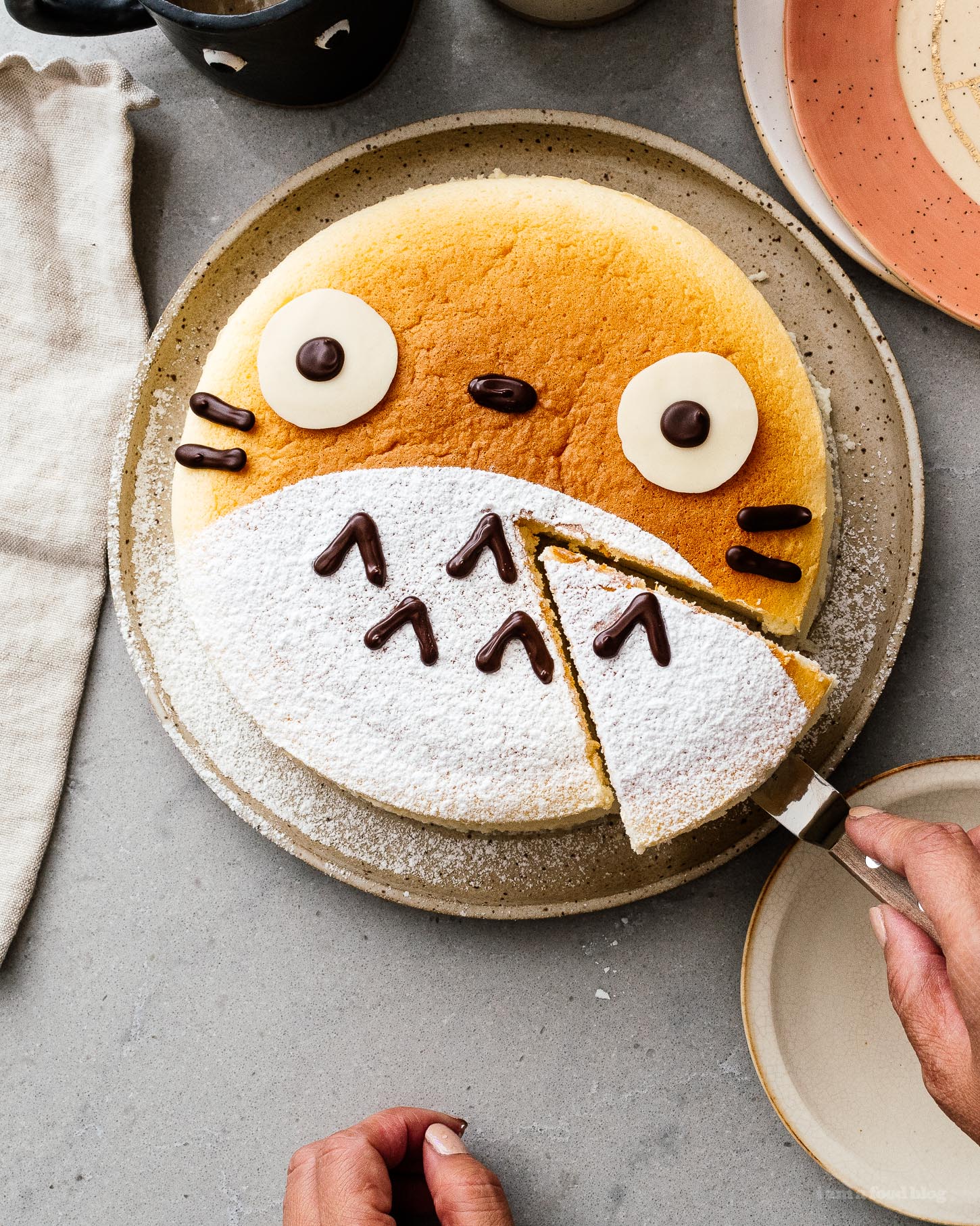 Tarta de queso Totoro tierna y esponjosa y esponjosa: tarta de queso suave y acolchada, algodonosa, ligera como el aire con solo un toque de dulzura.  #queesecake #japanesecheesecake #fluffycheesecake #totorocake #totorocheesecake #totorofood #kawaiifood