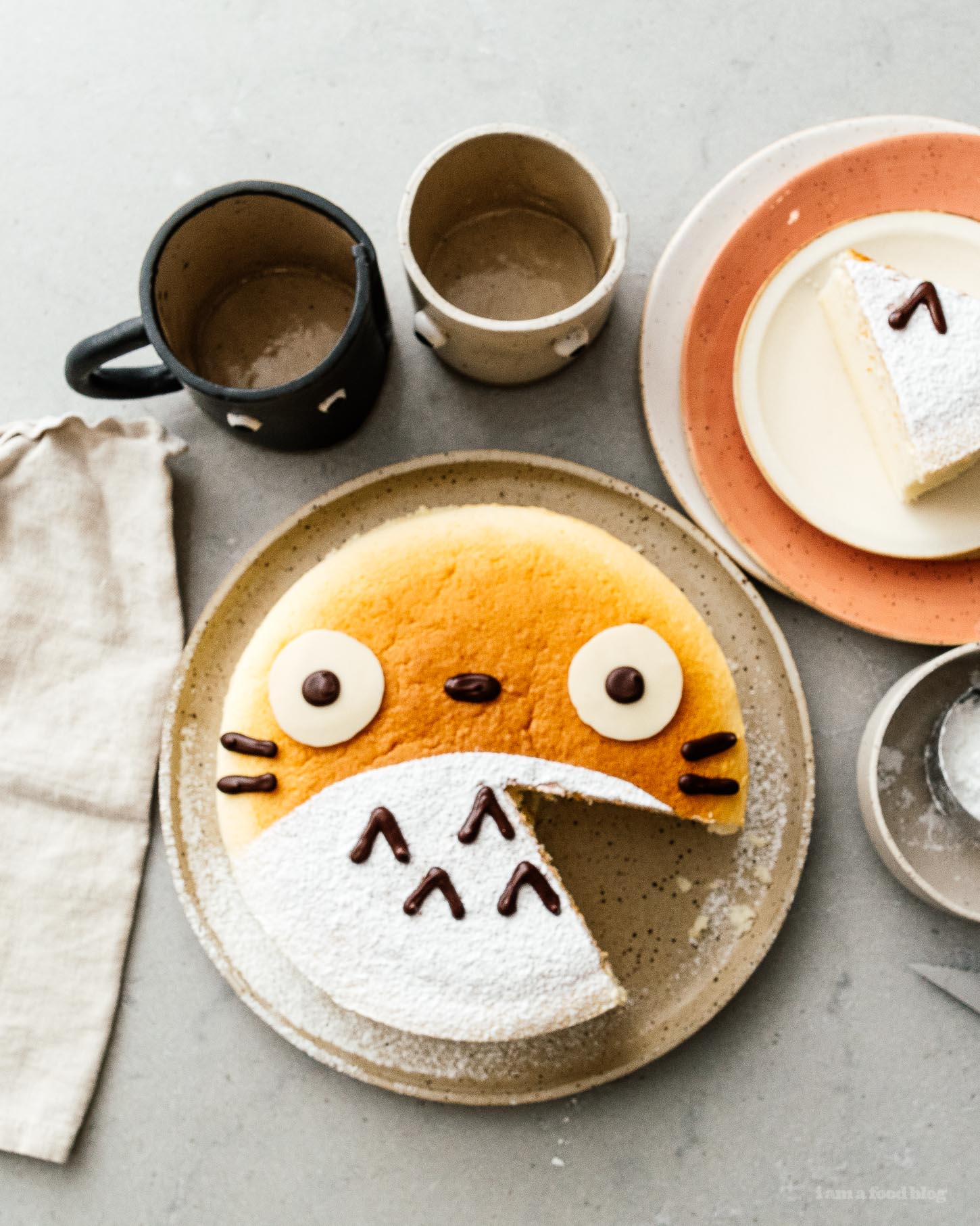 Tarta de queso Totoro tierna y esponjosa y esponjosa: tarta de queso suave y acolchada, algodonosa, ligera como el aire con solo un toque de dulzura.  #queesecake #japanesecheesecake #fluffycheesecake #totorocake #totorocheesecake #totorofood #kawaiifood